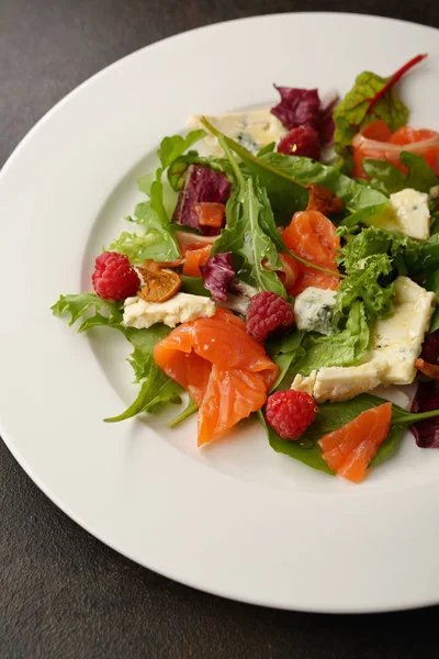 Frischer Salat Mit Fisch Und Käse — Stockfoto