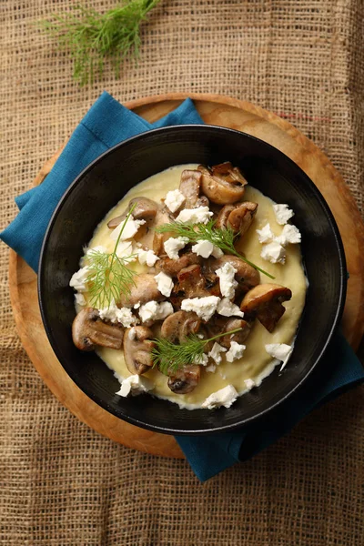 Polenta Saborosa Com Molho Tigela Preta — Fotografia de Stock