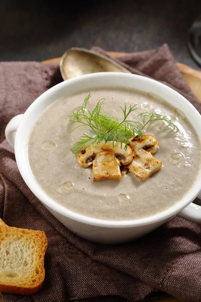 キノコのクリーム スープ クルトン — ストック写真