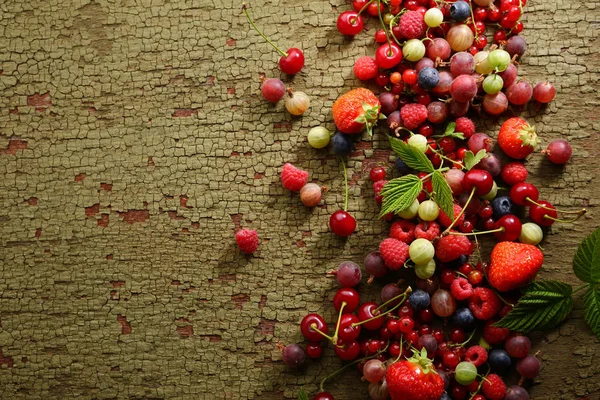 Frische Beeren Auf Holz Hintergrund — Stockfoto