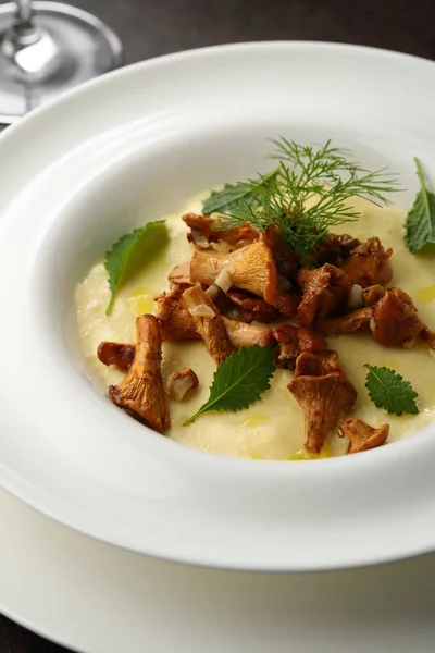 Smakelijke Polenta Met Paddestoelen Saus — Stockfoto