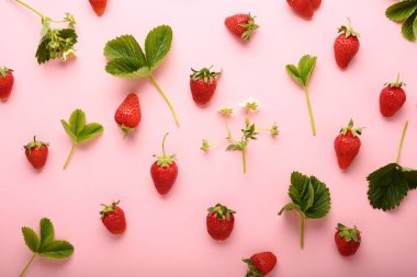 Taze çilek ile pembe arka plan