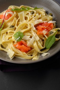 Balık yakın çekim ile geleneksel makarna