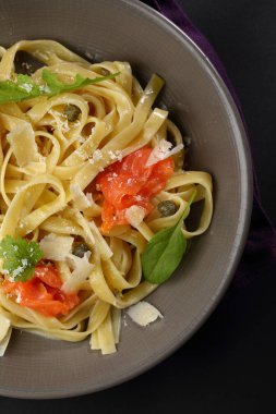 Balık ile geleneksel makarna