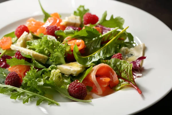 Heerlijke Salade Met Zalm Plaat — Stockfoto