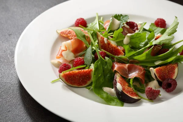 Gourmet Salat Mit Feigen Auf Teller — Stockfoto