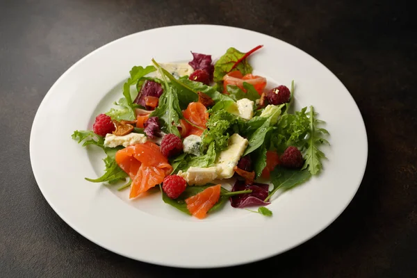 Frisse Salade Met Zalm Kaas Plaat — Stockfoto