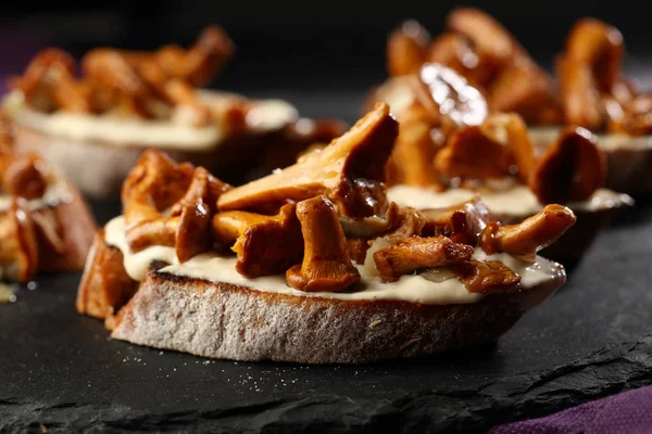 Bruschetta Com Creme Queijo Cogumelos — Fotografia de Stock