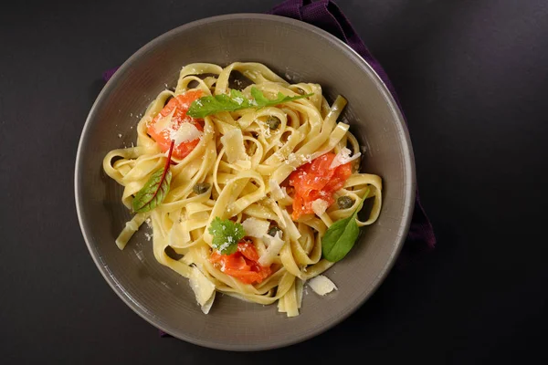 Pasta Tradizionale Con Pesce Sopra — Foto Stock