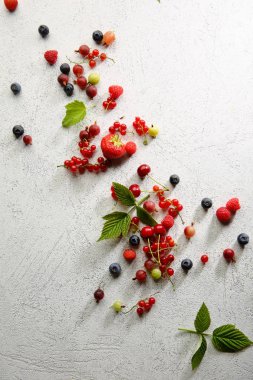 beyaz arkaplanda taze meyveler