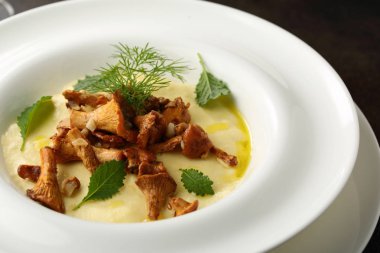 Chanterelles krem polenta yakın çekim ile