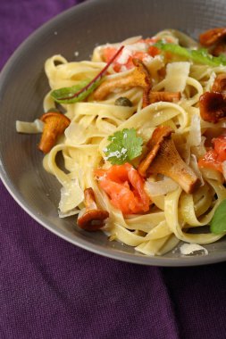 Tuzlanmış somon ve mantar ile lezzetli makarna