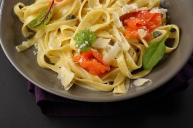 Tuzlanmış somon ile lezzetli makarna