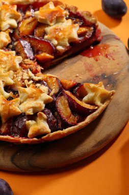 Tatlı pasta kesme tahtası üzerinde erik ile