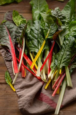 Taze gökkuşağı swiss chard yukarıdaki