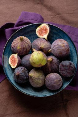 Plaka üzerinde taze olgun incir görünümü top