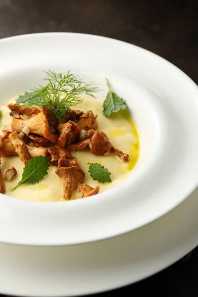 Chanterelles Con Polenta Crema Plato —  Fotos de Stock