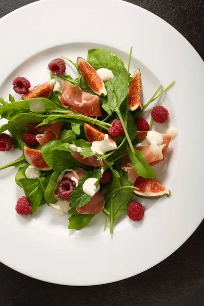 Frisse Salade Met Prosciutto Witte Plaat — Stockfoto