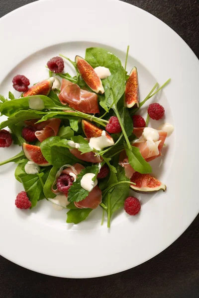 Ensalada Fresca Con Jamón Plato Blanco — Foto de Stock