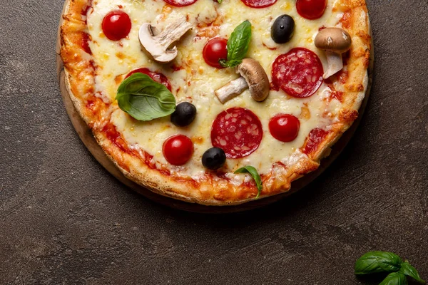 比萨饼与意大利香肠的顶部视图 — 图库照片