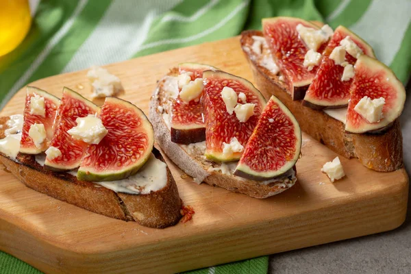 Bruschetta Aux Figues Sur Bois — Photo