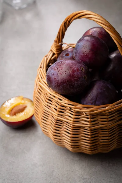 Fresh Plums Basket — Stock Photo, Image