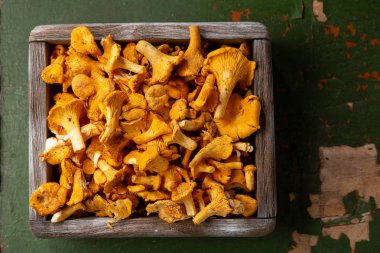 Ahşap sandık içinde taze mantar