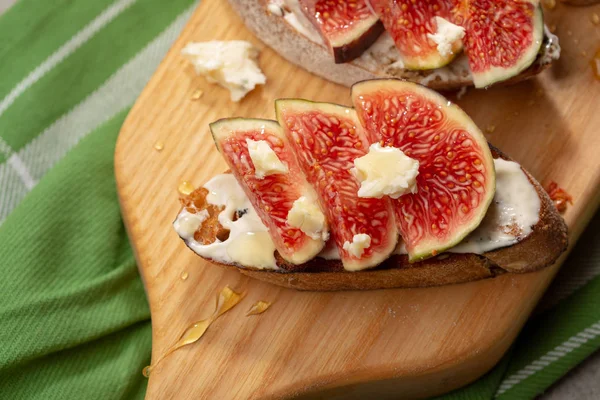 Italian snack with figs and cheese