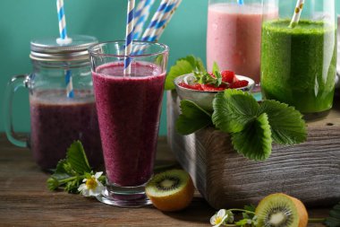 Meyve kırmızı, pembe ve yeşil smoothie