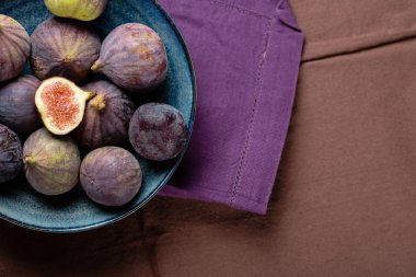 Plaka üzerinde taze olgun incir görünümü top