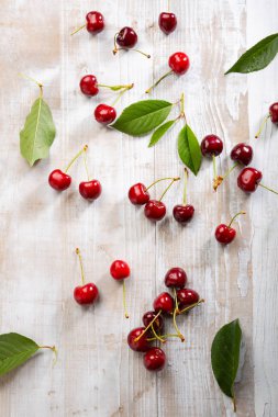 Beyaz rustik arka planda yerel kiraz