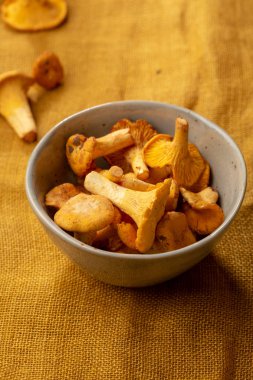 Küçük kase taze mantar