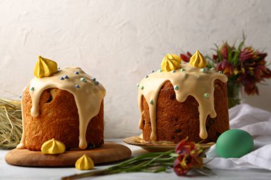 Krema, gıda closeup ile iki Paskalya kek