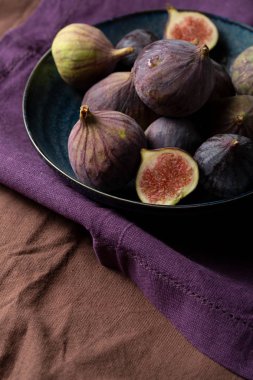 Plaka yakın çekim üzerinde Organik incir