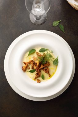 Kızarmış yağlı mantar ile İtalyan polenta