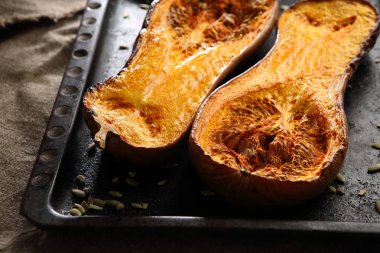 Fırında kabak yakın çekim iki yarısı