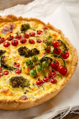 Beyaz üzerine brokoli ile tuzlu pasta