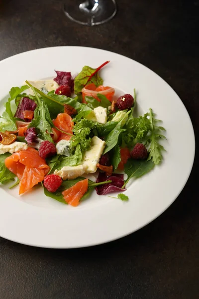 Ensalada Fresca Con Rebanada Pescado Queso — Foto de Stock