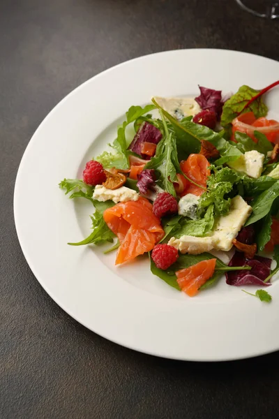 Frischer Salat Mit Fischscheiben — Stockfoto