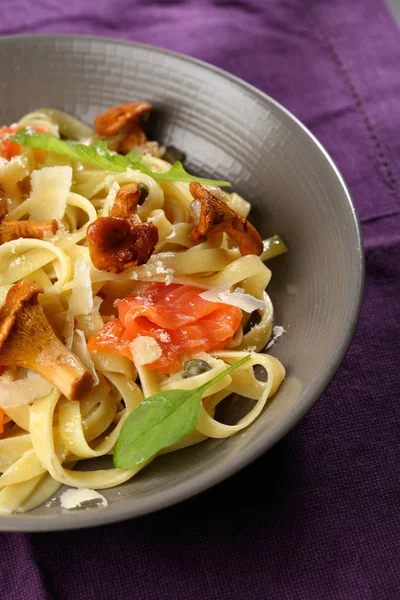 Tuzlanmış Somon Chanterelles Mantar Ile Lezzetli Makarna — Stok fotoğraf