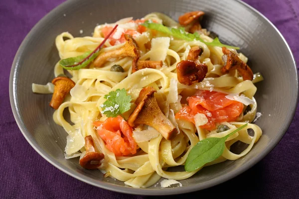 Sabrosa Pasta Con Champiñones Salmón Cantarelas —  Fotos de Stock