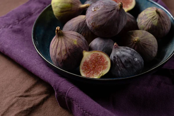 Plaka üzerinde taze olgun incir