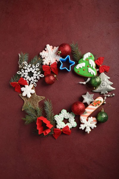 Різдвяний Вінок Печивом Прикрасами Червоному Тлі — стокове фото