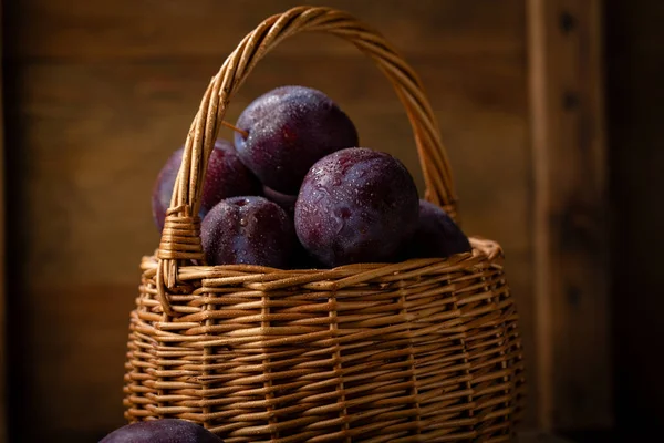 Prunes Naturelles Dans Panier — Photo