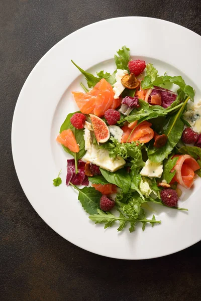 Frisse Salade Met Zalm Hierboven — Stockfoto