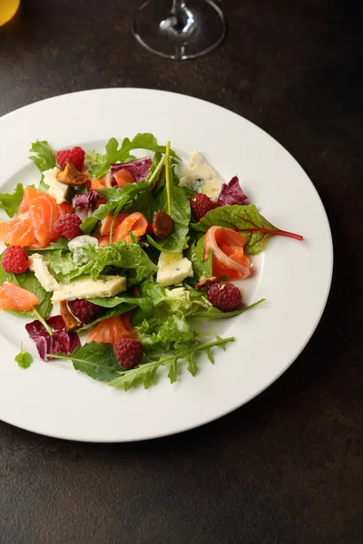 Ensalada Fresca Con Rebanada Salmón Queso — Foto de Stock