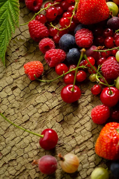 Beeren Auf Holzgrund — Stockfoto