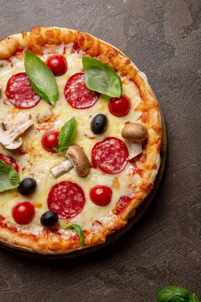 Pizza Med Pepperoni Och Svamp — Stockfoto