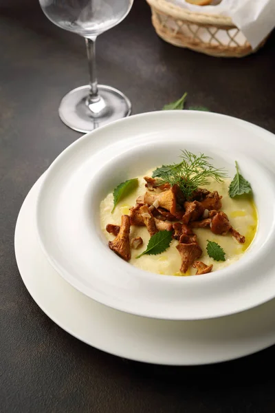 Polenta Italiana Con Champiñones Fritos Rebozuelos — Foto de Stock