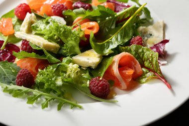 Balık ve peynirli taze salata.